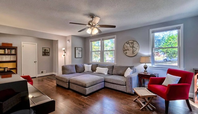 The Cedar - Comfy, Cable, near Starbucks, Base, & City!