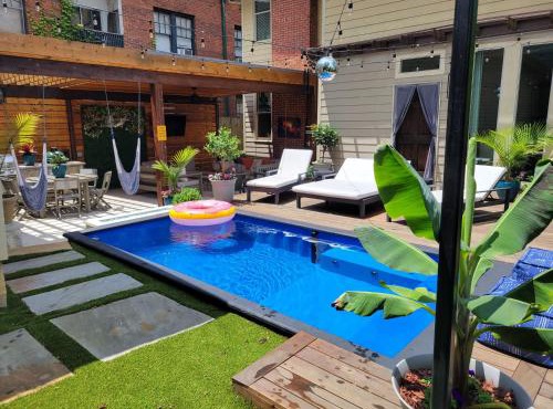 The Classy Craftsman - Beautiful Decor & Pool