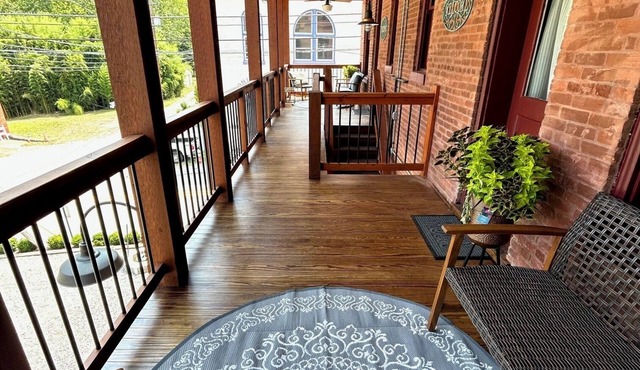 The Corner Sweets, A Spacious 6-bedroom apartment with WiFi, in lovely Bramwell