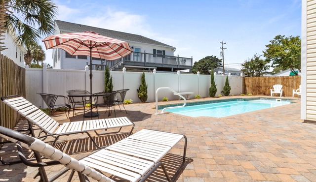 The Cotton Patch in Cherry Grove: Walking Distance to Beach! Private Pool!