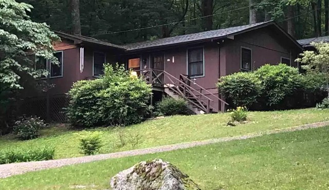 The Dogwood Cottage in Walker in the Hillsn