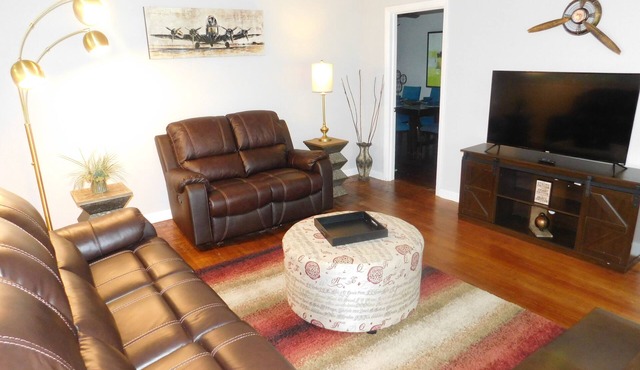 The Flight. 5 Bedroom Near Airport