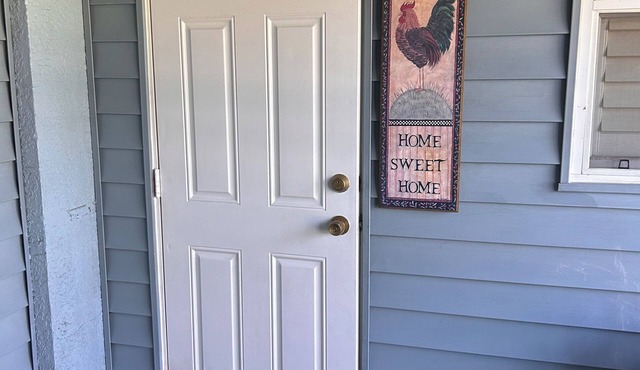 The Funky Chicken studio is unique. Pet friendly. Key West atmosphere.
