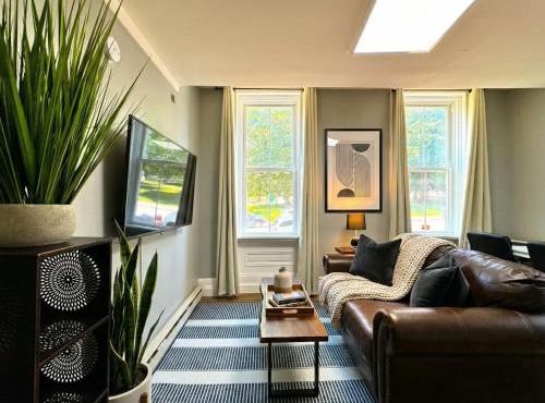The Grayson at Park Place- cozy and fully updated with King bed free coffee and fast WIFI