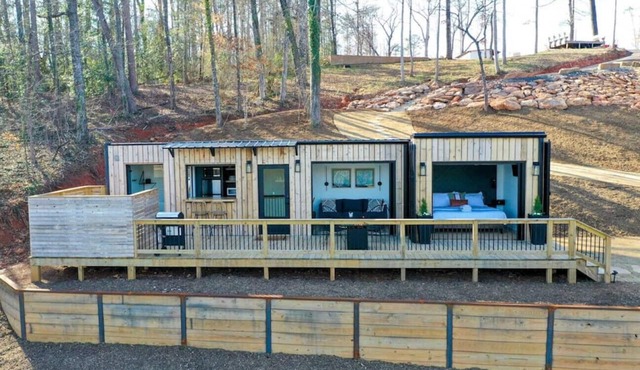 The Hive · Luxe Shipping Container w/King on Lakefront Farm