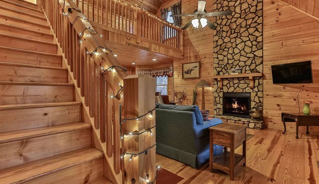 "The Knotty Pine" - Your perfect cabin getaway!