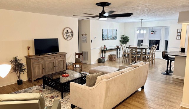 The Knoxville Retreat - Garage - Deck Tastefully Renovated Exceptionally Clean