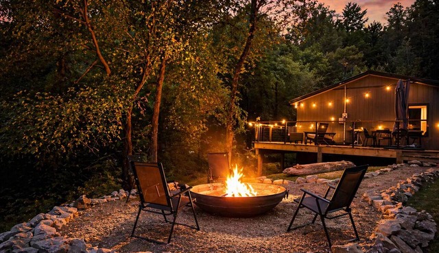 The Little Lake House - King Bed - New Hot Tub - 1 Min to Lake - Fiber Wifi