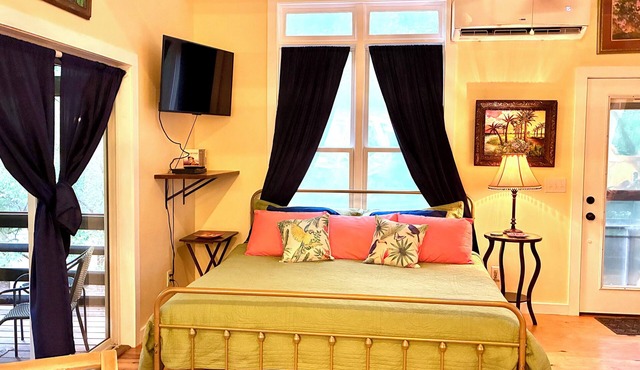 The Marsh Princess - Cozy, Artistic Studio Home in Historic McClellanville, SC