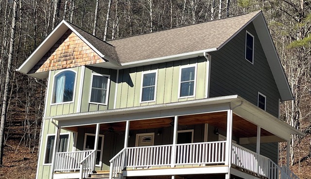 The Nantahala Dollhouse Cozy 3-bedroom rustic cottage in the heart of Nantahala