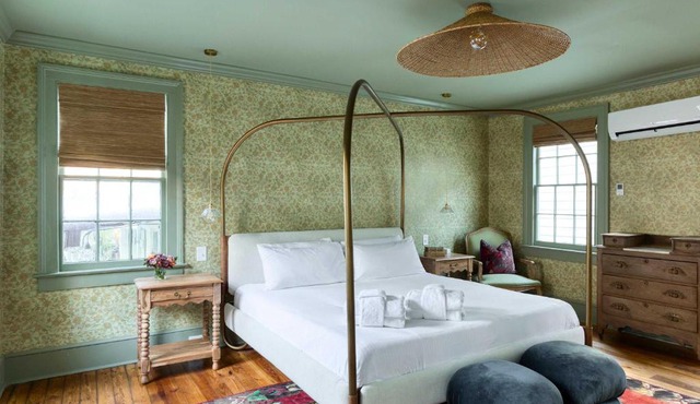 The Nicholas Veranda King Suite- 1 Block to King
