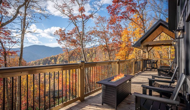 The Overlook/Gorgeous Views/Hot Tub/Game Room/Bar