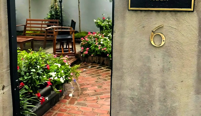 The Rabbit Hole Villa – Historic Charm, Private Courtyard and Private Parking