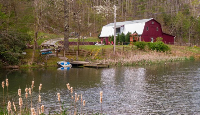 The Red Barn at Tiffany's Estate - Hot Tub, Pond, Kayaks, Game Room, and much more!