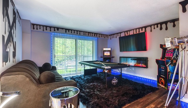 The Showtime Pad - Game Room - Pool Table - Fireplace!