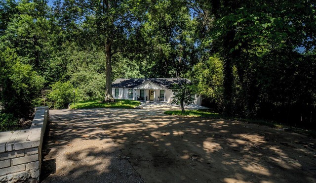 The White Brick Cottage located in Buckhead Area: Peaceful and Charming