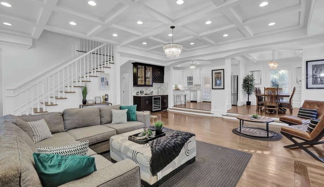 This house is a 6 bedroom(s), 6.5 bathrooms, located in Atlanta, GA.