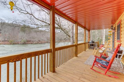 'Toccoa Waterfront Hideaway:' Hot Tub & Fire Pit!