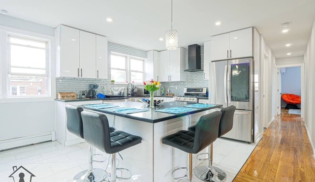 Top floor 3bdrm 1.5 bathroom apartment w/Balcony