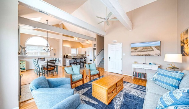 Top Floor Beachfront 4BR, Dog-Friendly, Sleeps 12 – Deck, Grill, Cart
