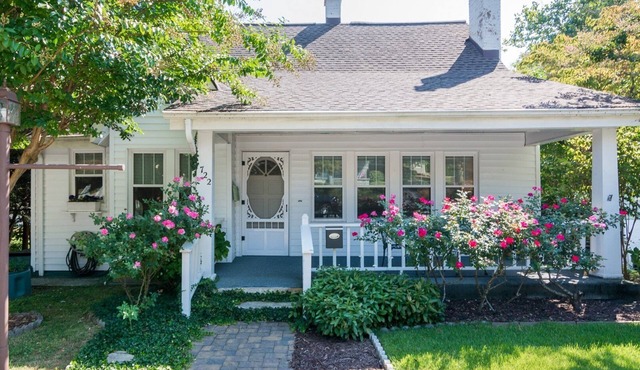 Tracy's Downtown Cottage