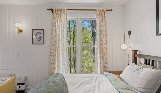 Tranquil Corner Room - Peaceful Lodge Retreat