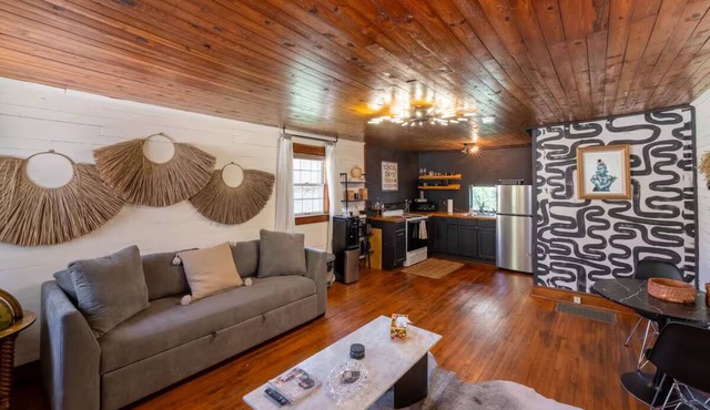 Tranquil Historic District Guest Suite