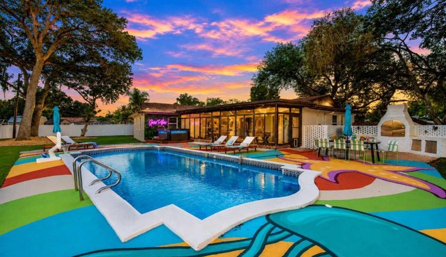 Tropical pop art getaway w Pool & Game Room