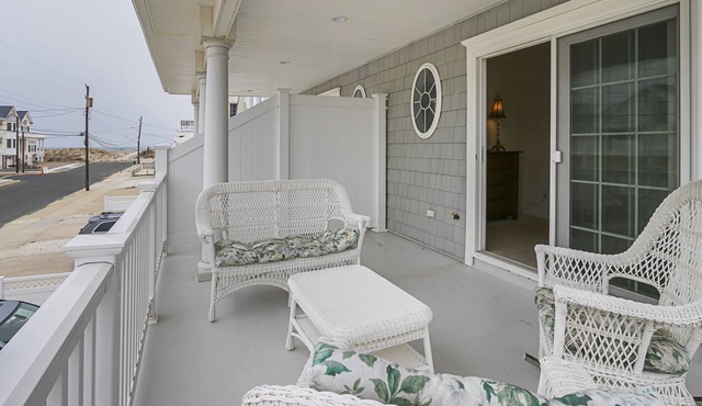 TRUE BEACH-BLOCK TOWNHOUSE , NO STREETS TO CROSS TO GREAT BEACH