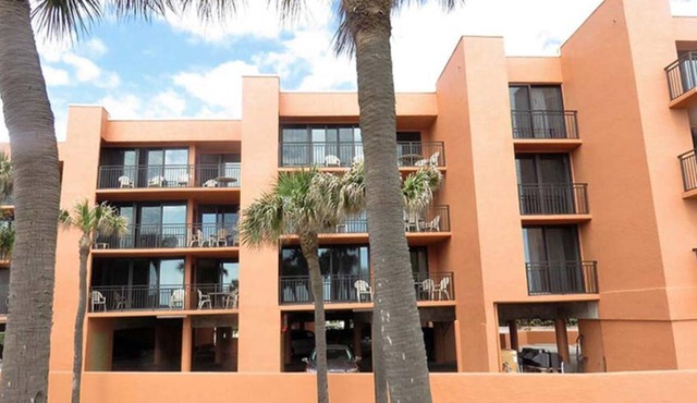 Two Bedroom Ocean Front, Luxury Condo, Indian Harbor, Florida (1926637)