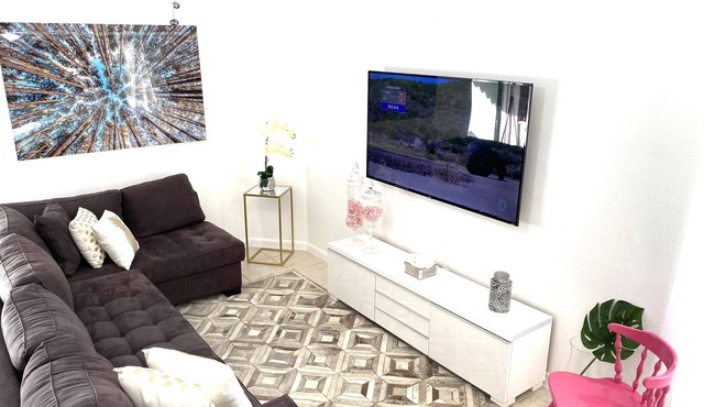 Two Bedroom Apartment, Pool -2 Min Walk to Miami Design District