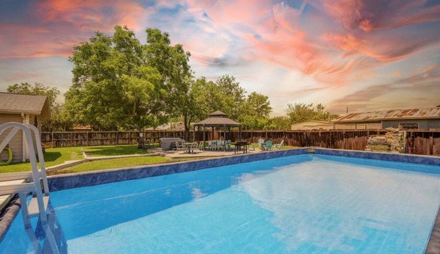 Two Houses, POOL, shared backyard 8bed/4bath in Blanco