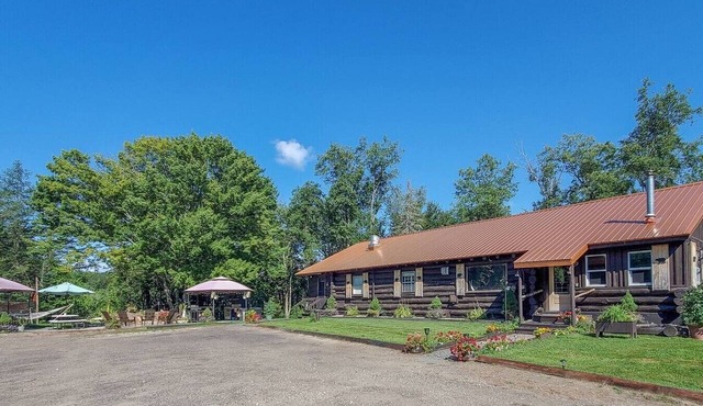 Unique and charming, exquisitely themed Log Cabin
