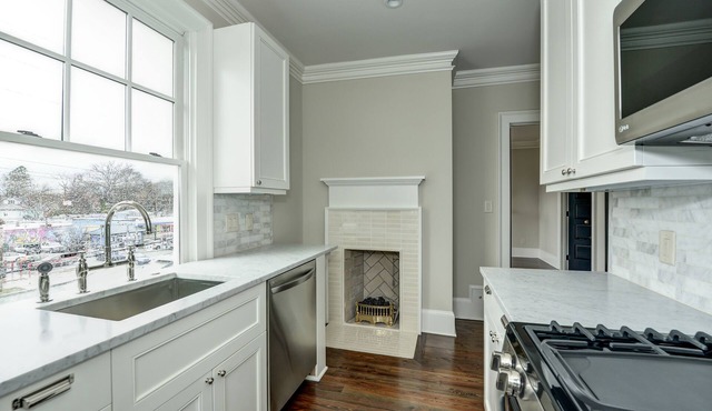 Unit 3 - Spectacular Contemporary 1 Bedroom, Huge Living Area, 3 Fireplaces
