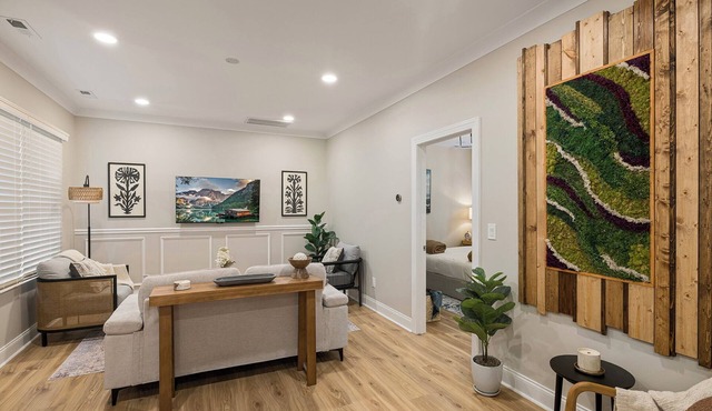 Unwind in cozy home, king beds, family friendly, walk to Camp N End, near Uptown