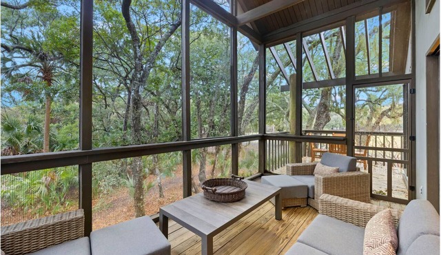 Upgraded PARKSIDE Villa- modern decor and pet friendly!