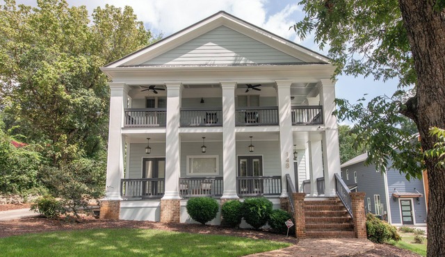 Upscale 4BR Walk to Stadium and Downtown
