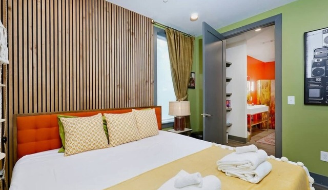 Upscale 4th-floor condo near top attractions with fast WiFi & rooftop lounge