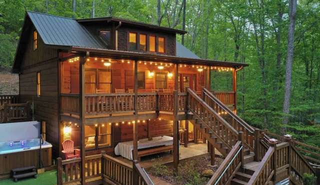 Upscale Cabin! Hot Tub & Arcade!