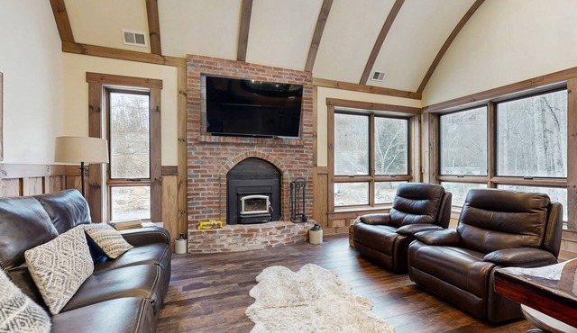 Upscale Hobbit Retreat w/outdoor kitchen, fireplace & located on the Elk River