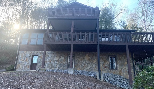 Upscale Lake Lure retreat - A 1 minute walk to the beach/marina/pools/tennis