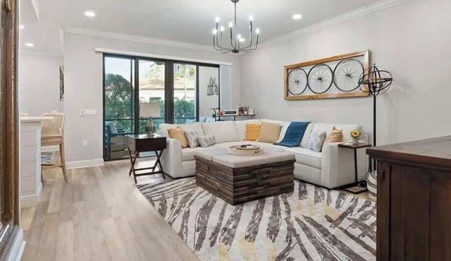 Upscale Resort Stay Close to 5th Ave & Beach