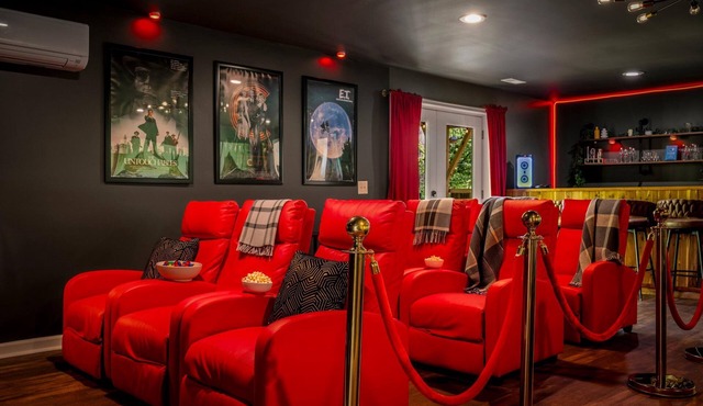 Upscale Retreat-Hot Tub-Sauna-Theater-Firepit-Kid and Dog Haven-12 min to Town