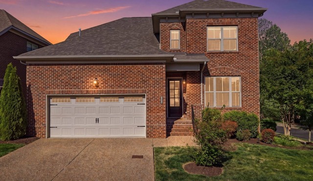Upscale & Spacious in the Heart of Hendersonville 30 Min from Nashville/Airport
