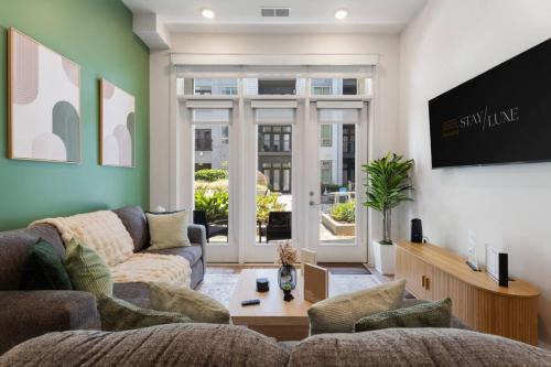 Uptown Haven - Free Parking, Pool, Walkable