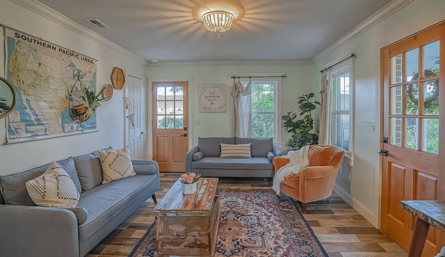 Urban Nest Cottage - Book Now!