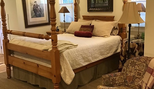 Very Easy Walk to Town apartment with AC in charming downtown Highlands