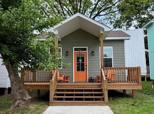 Vibrant Tiny Home Retreat on Creek & Fire Pit