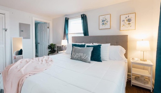 Villa Chic near Downtown Bristol King Bed