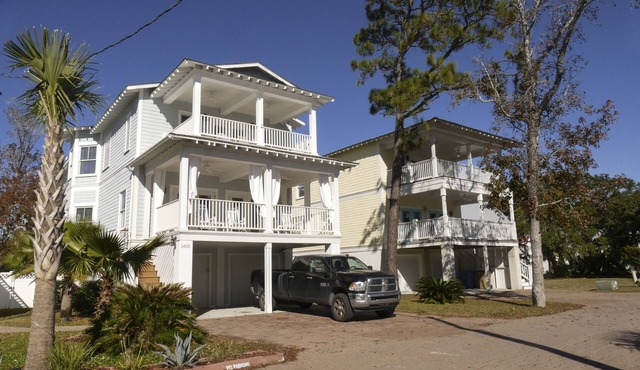Villa Palms/Villa Charm with Pool - Dual Property/Adjacent Rental